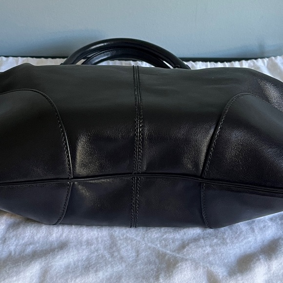 Beautiful Salvatore Ferragamo Leather Handbag - Picture 3 of 6